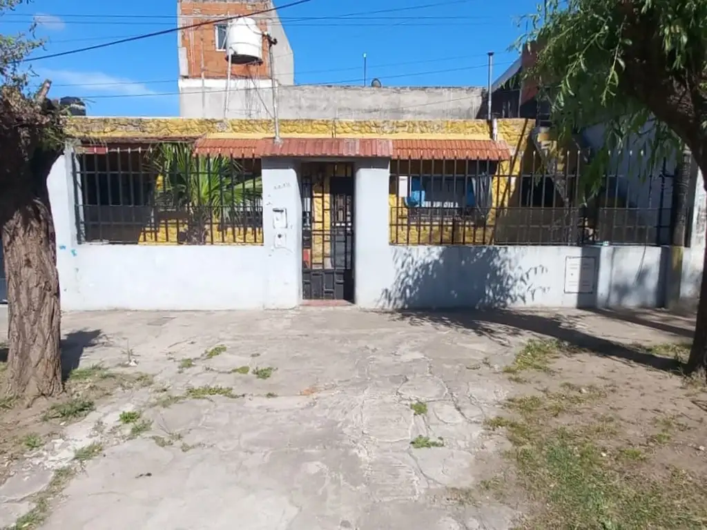 ALQUILER CASA TRES DORMITORIOS CON COCHERA PARAGUAY 6680