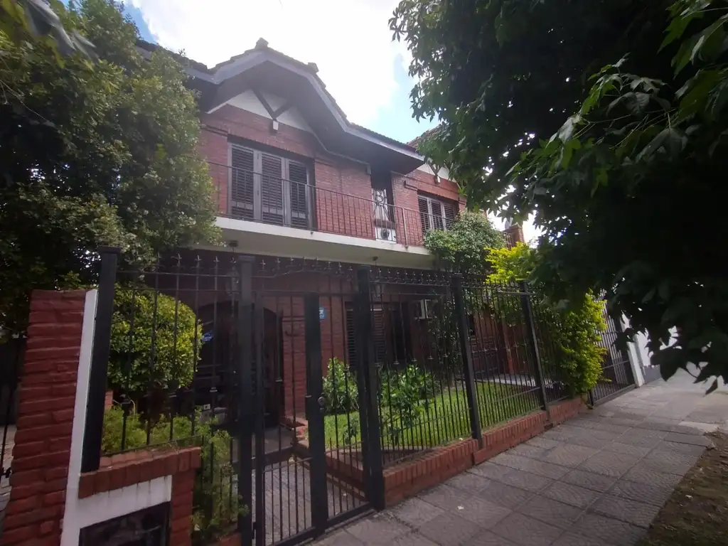 Casa 4 Ambientes con Cochera doble en Venta - Castelar Norte