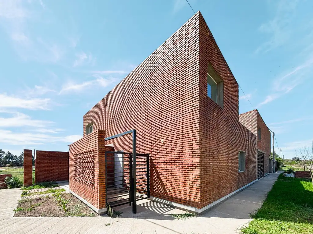 Casa de 2 dormitorios con jardín y parrilla de oportunidad