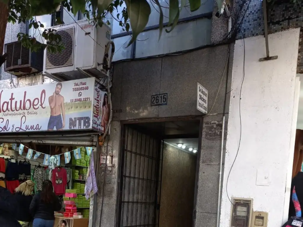 VENTA Oficina de 90 metros, piso cuarto, Luminoso, Zona comercial.