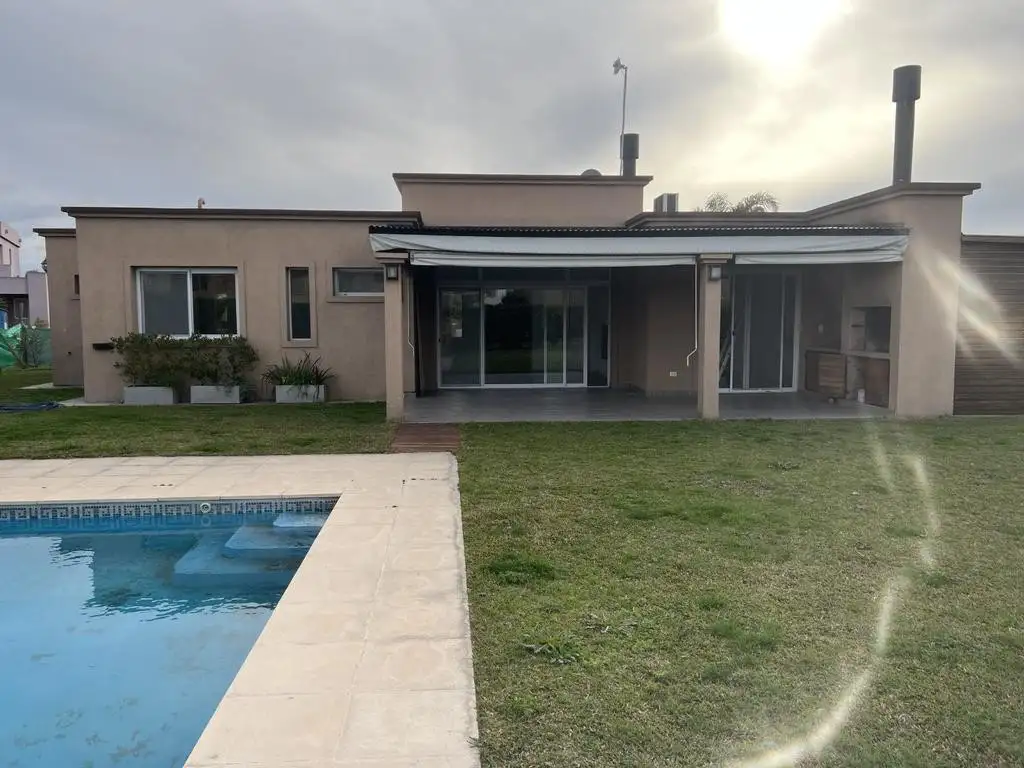 Hermosa Casa En Una Planta En El Canton Golf Con Piscina Y Jardin