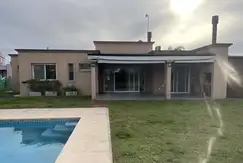 Hermosa Casa En Una Planta En El Canton Golf Con Piscina Y Jardin