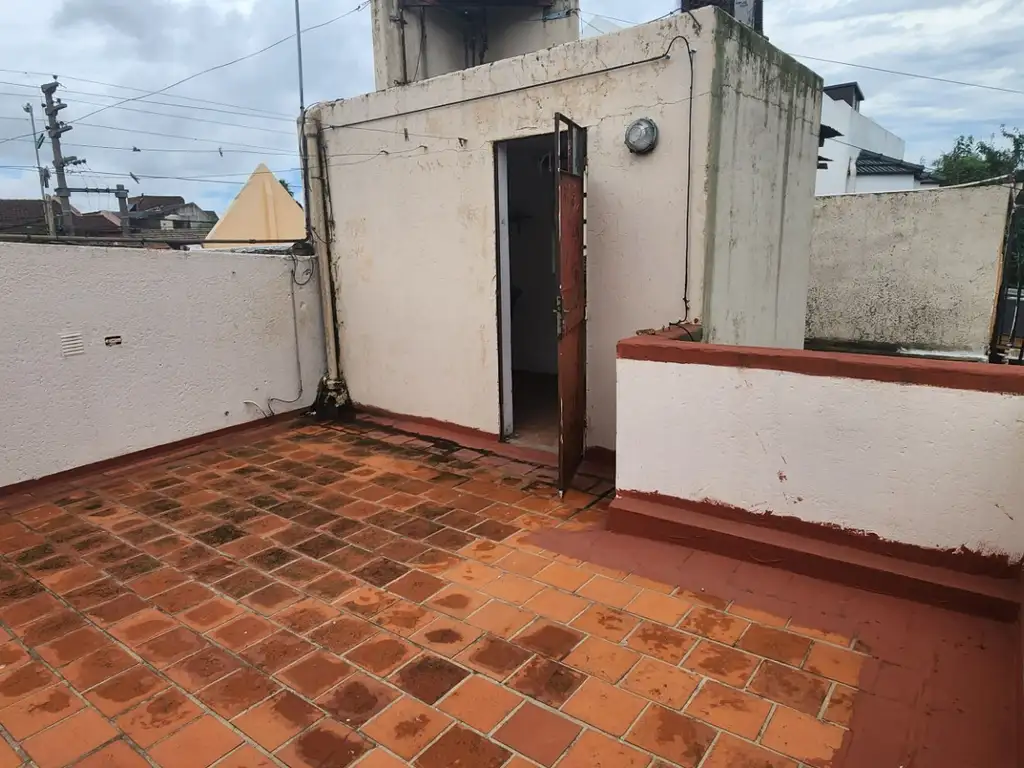 VENTA CASA EN HAEDO 4 AMBIENTES  CON GARAJE JARDIN TERRAZA COMEDOR DIARIO