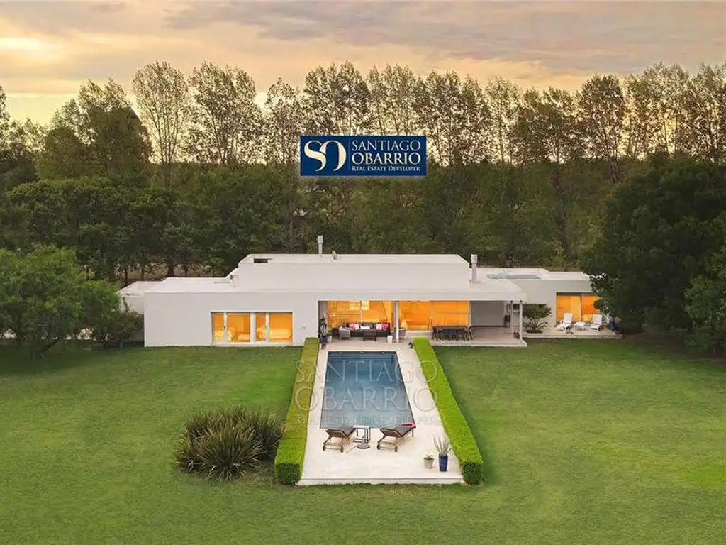 Espectacular casa moderna en Venta, 6 ambientes en La Colina Golf