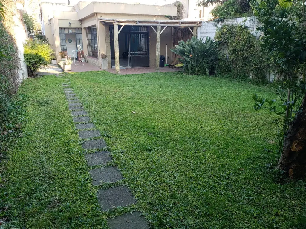 Casa 6 Amb. SUM y Fondo Parque Excelente  ESCUCHO OFERTA-TOMO MENOR VALOR Ó VEHICULO PTE/PAGO