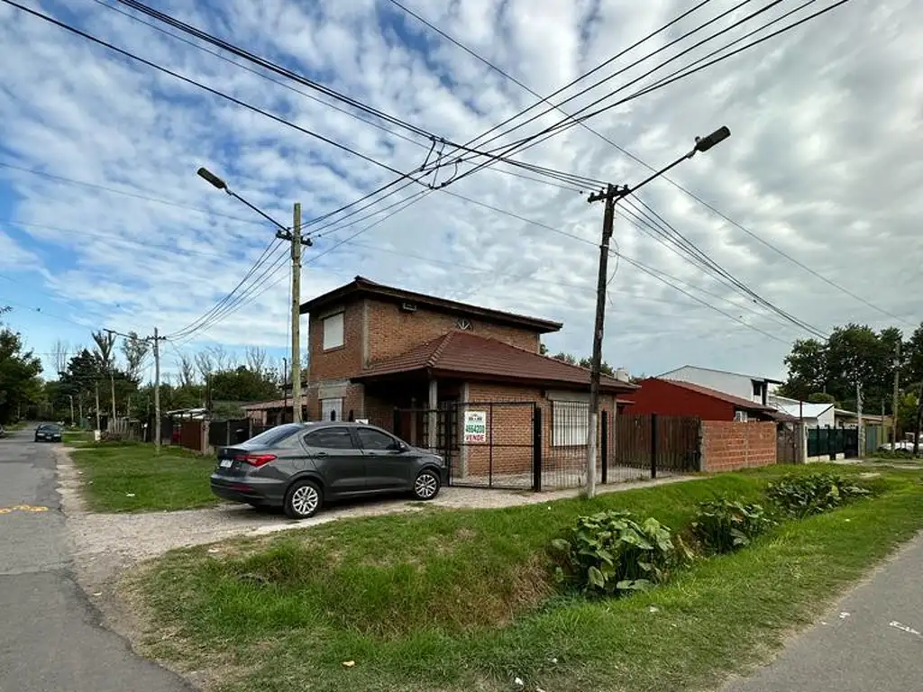 Casa en esquina - Barrio el bosque, Pilar centro