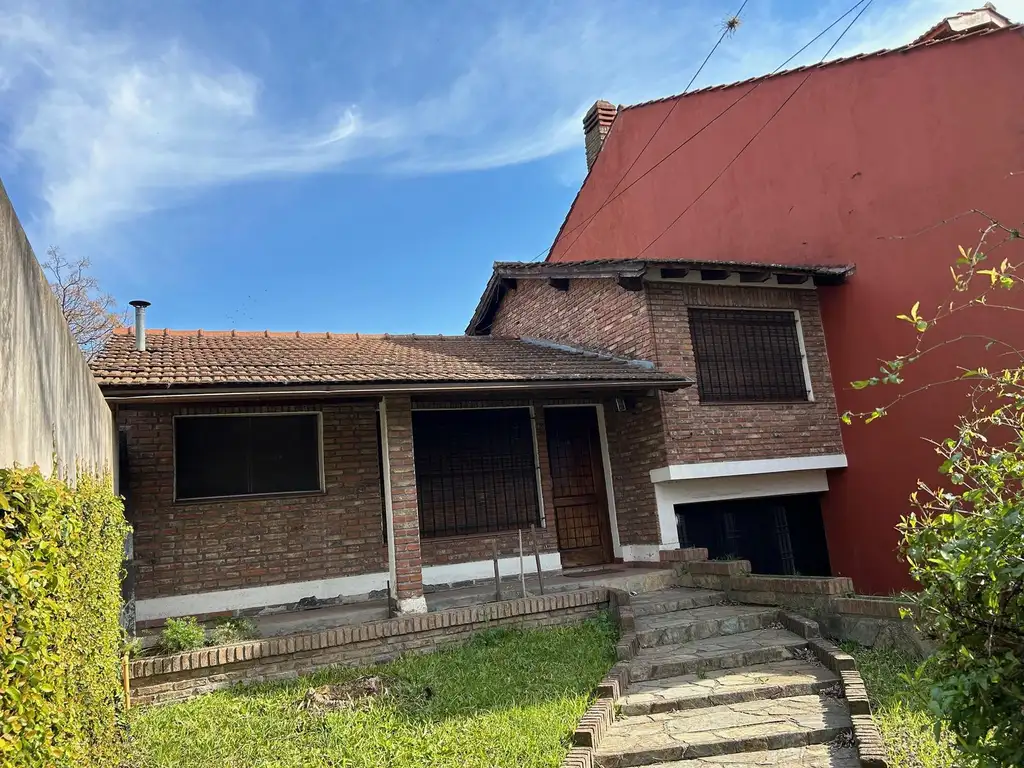 San Isidro, venta, casa de 4 ambientes p/ reformar, posibilidad de recibir depto parte de pago