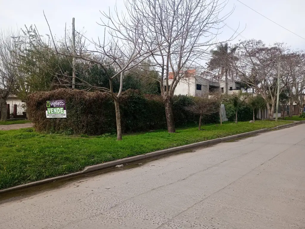 LOTE EN ESQUINA DE BOSQUES U$S 63.000.-