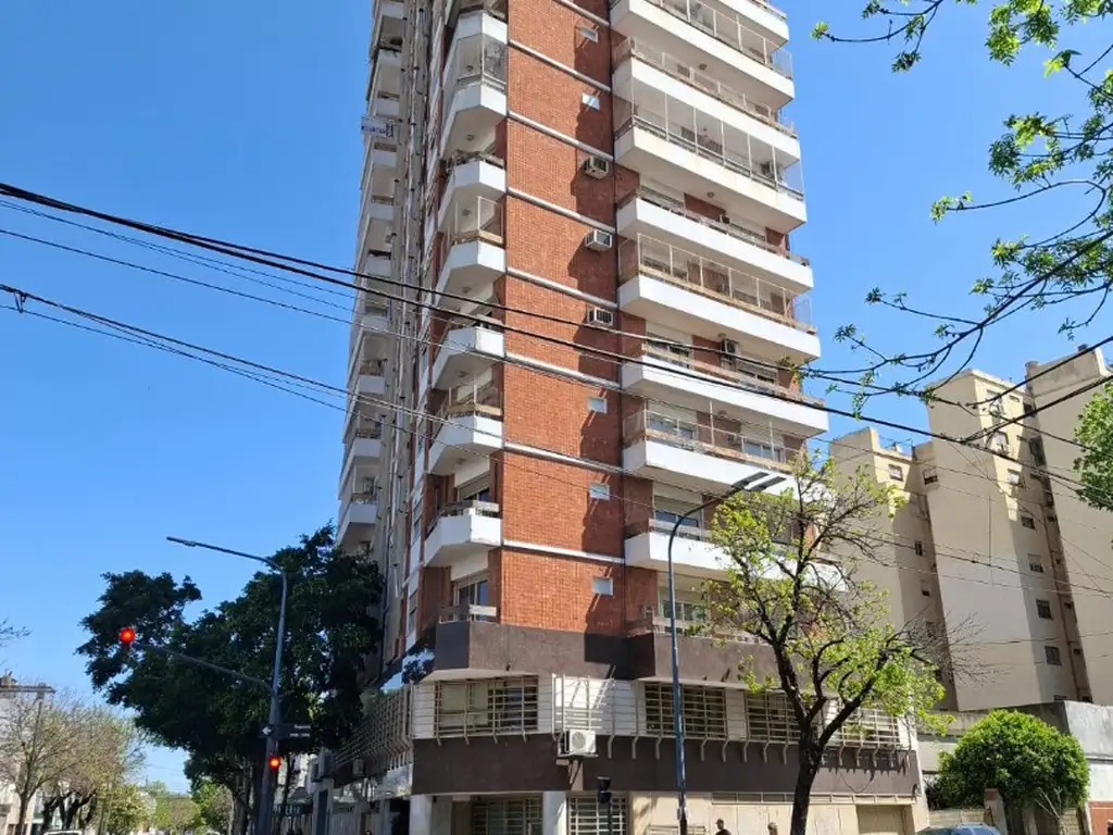 Venta de departamento 4 ambientes mas dependencia y COCHERA FIJA CUBIERTA