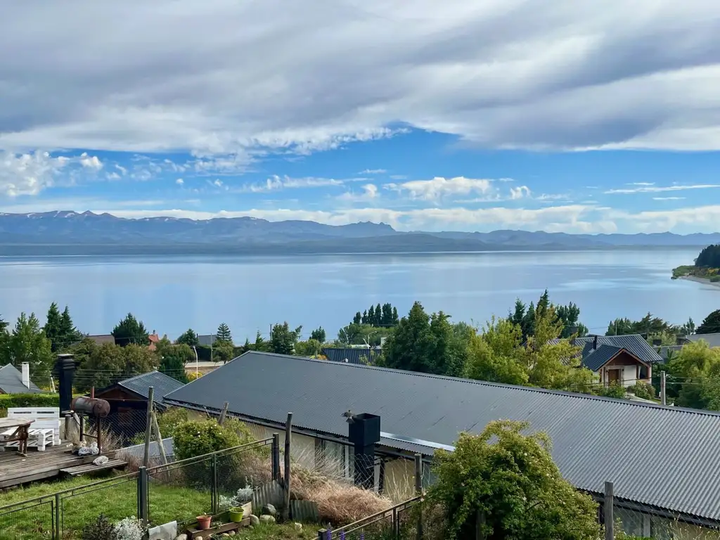 Dúplex con vista al lago, 2 dormitorios, 1 baño, parking.