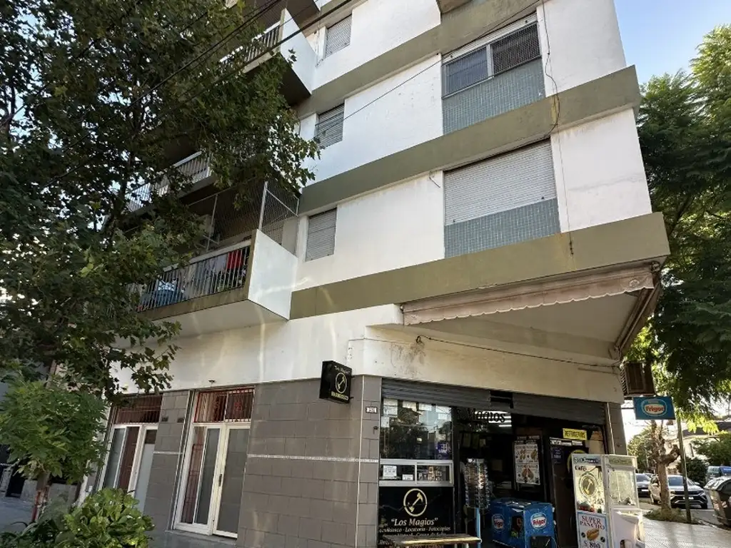 DOS LOCALES UNIFICADOS CON OFICINA Y 2 BAÑOS EXCELENTE ESTADO Y UBICACION