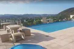 Áreas comunes piscina en La Cuesta Villa Residencial en Cordoba
