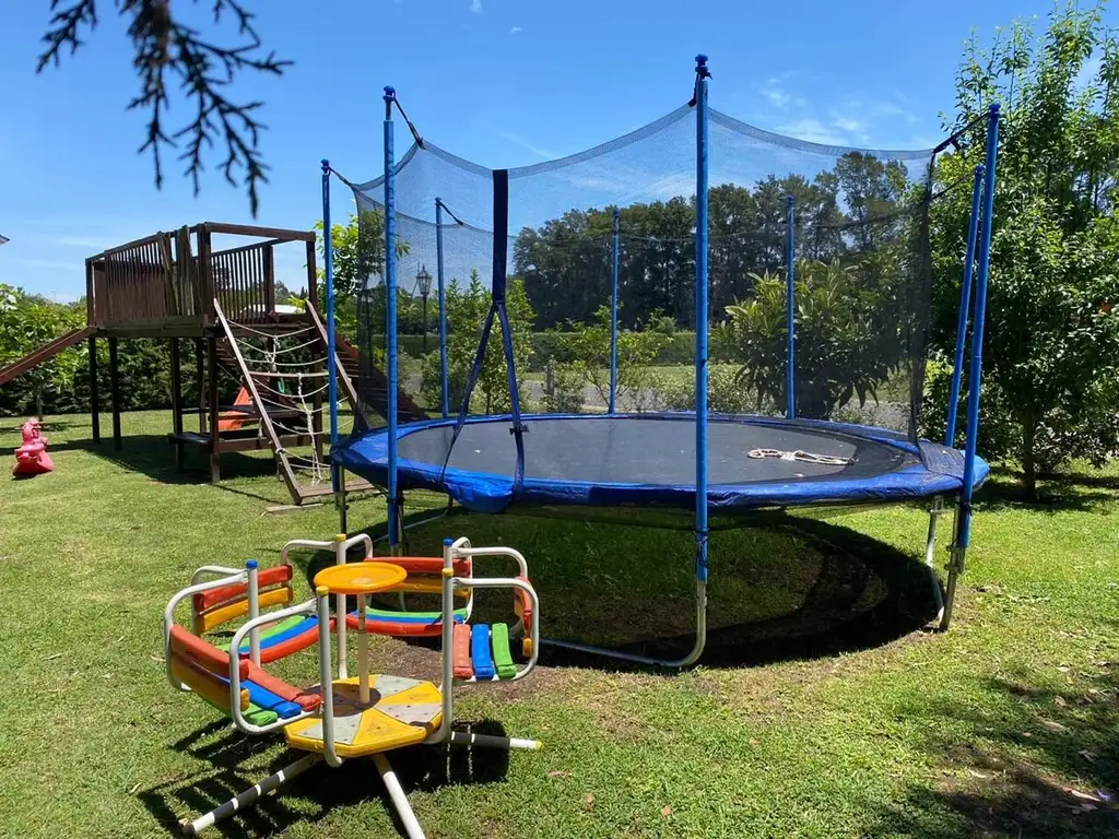 Áreas comunes piscina, club-house, juegos en Barrio Privado Astorga