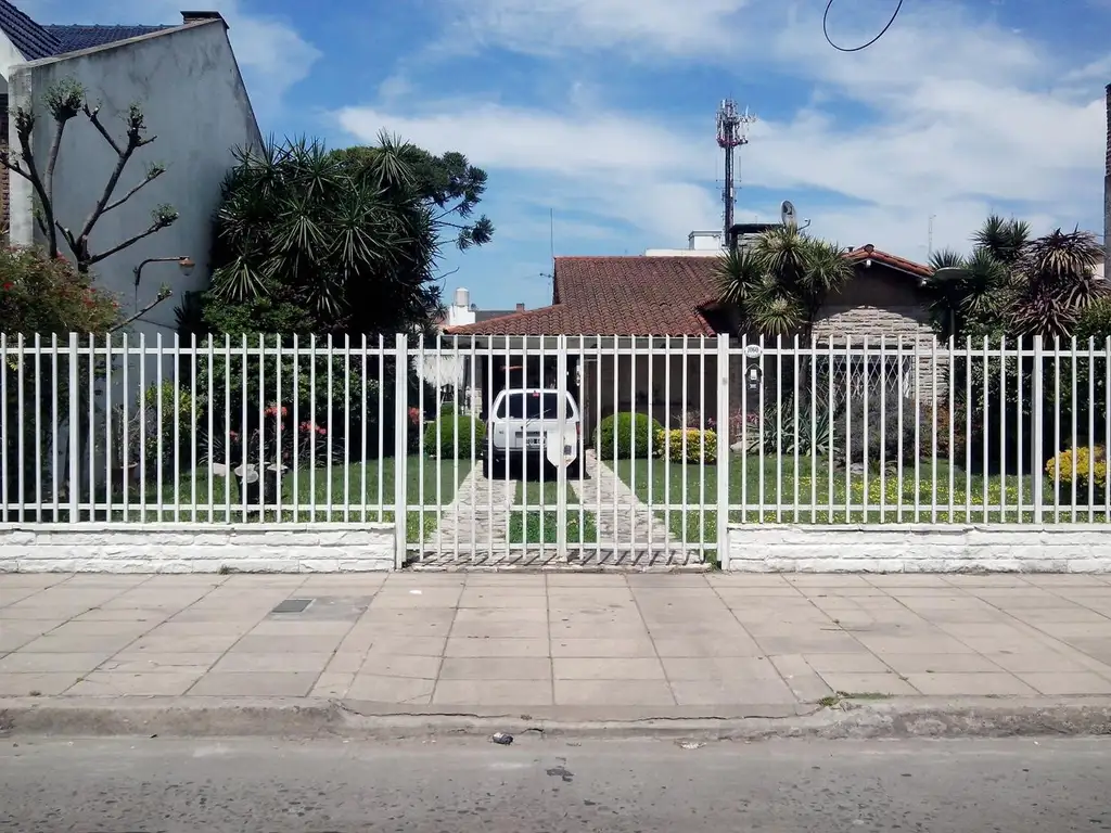 EXCELENTE PROPIEDAD SOBRE DOS LOTES EN ZONA RESIDENCIAL