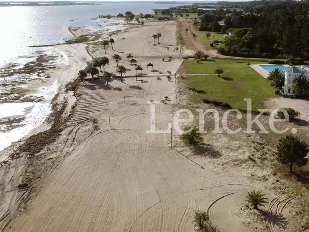 Venta de Lote en Barrio Privado El Faro de Carmelo, 9631 m2 en primera fila frente a la playa.