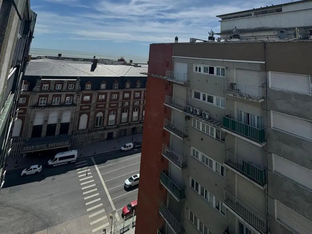 Departamento en venta 4 ambientes con balcón terraza y vista lateral al mar Mar del Plata