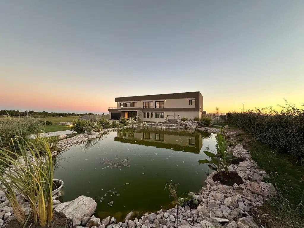 Venta Impactante Casa en Barrio La Huella