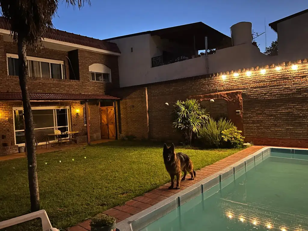 Barrio Hospitales Virasoro 1500 hermosa casa  interna con jardin, pileta y quincho