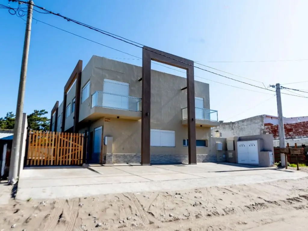 Dúplex en venta de 2 dormitorios c/ cochera en Monte Hermoso