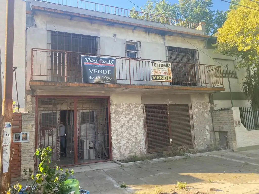 VENTA CASA 5 AMB. CON COCHERA Y PATIO. A REFACCIONAR