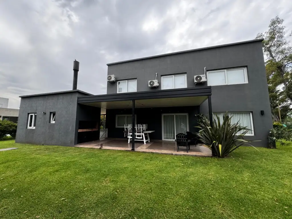 HERMOSA CASA EN ALQUILER EN BARRIO CERRADO