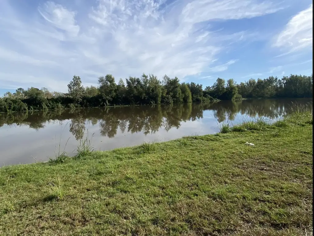 OPORTUNIDAD LOTE AL RIO CON FONDO A RESERVA EN VENTA EN BARRIO NAUTICO CAZAL