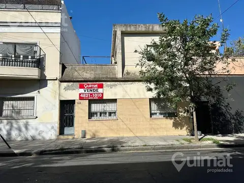 Casa  a reciclar, sobre lote propio de 141m2 Gran Oportunidad  Velez Sarsfield límite con Floresta.