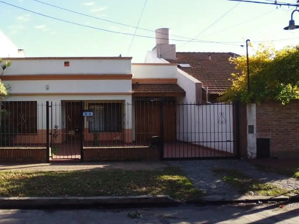 buena casa con departamento en el fondo