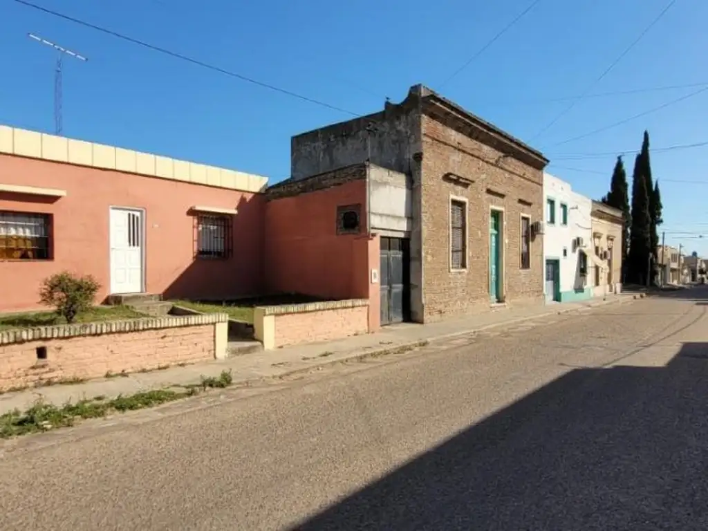 Casa De Dos Dormitorios, Amplio Jardin. Gdor Sola Y Camoirano