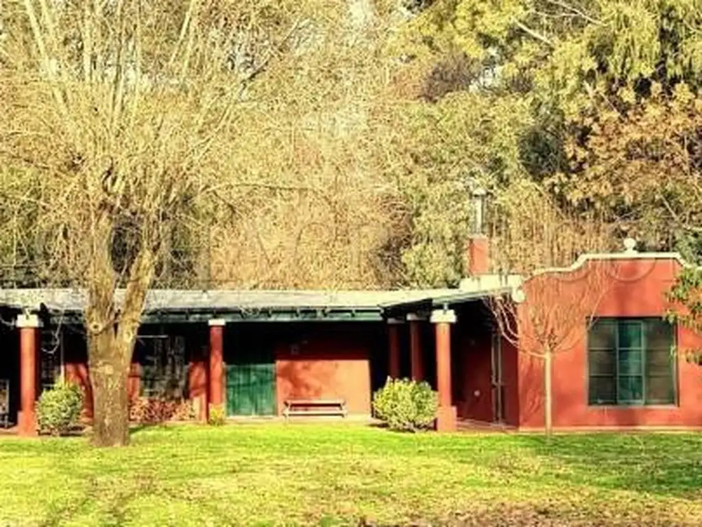 Benquerencia Barrio Cerrado de Chacras 318 con Casa 4 dormitorios. Frondosa arboleda.