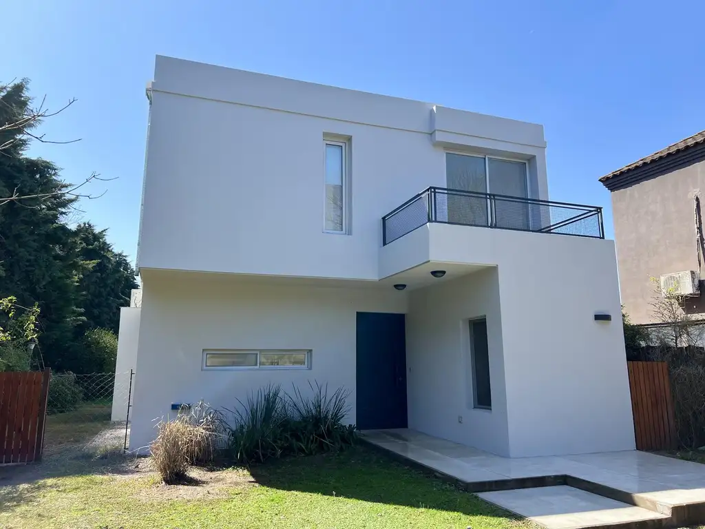 Casa en venta en Santa Maria de los Olivos - Reciclada, con pileta