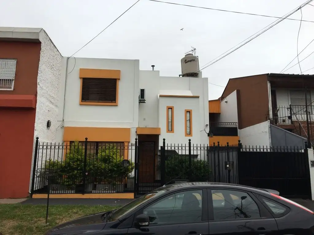 CASA, DEPARTAMENTO Y SALON EN 1º PISO