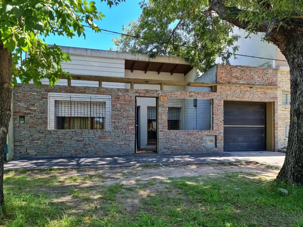 Casa en venta - 3 dormitorios 3 baños - cochera - 300mts2 - Tolosa, La Plata