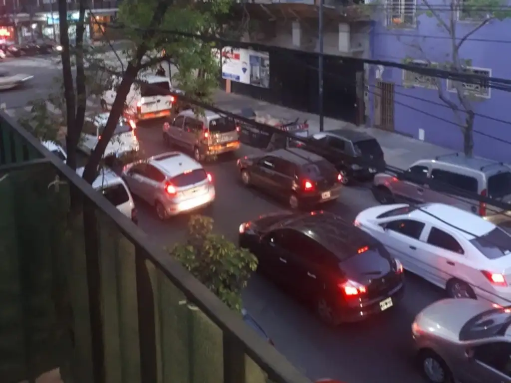 Monoambiente al Frente con balcon. Excelente ubicacion  Sin Expensas  Por escalera.