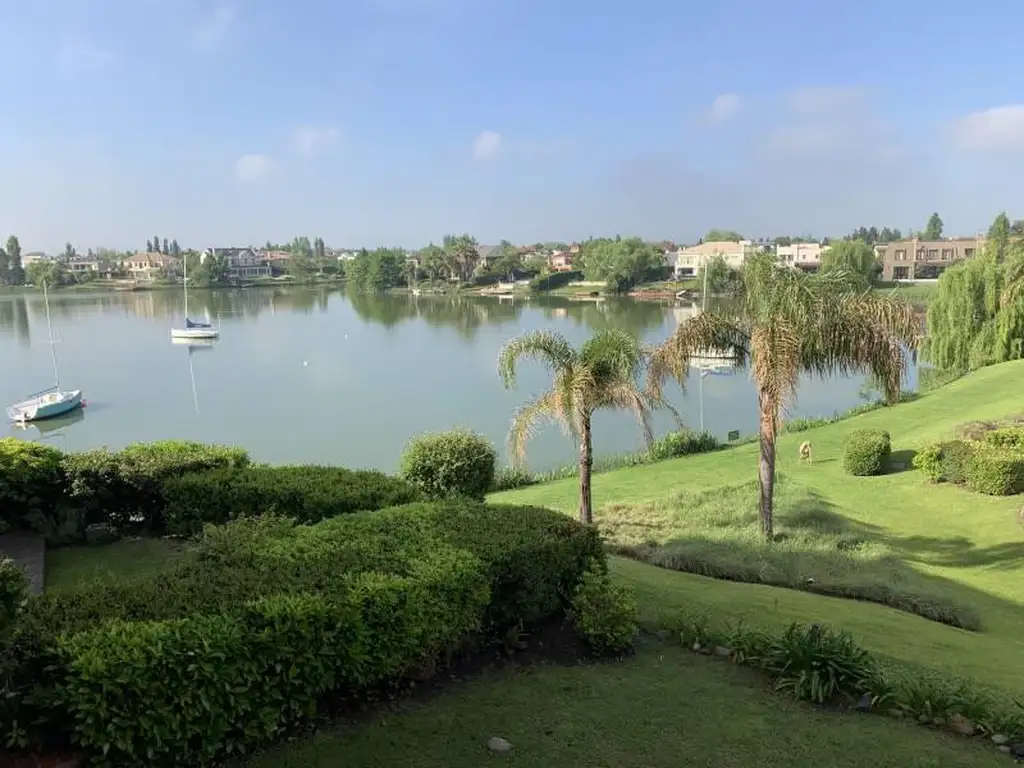 Impecable Departamento Amoblado con muy linda vista al lago