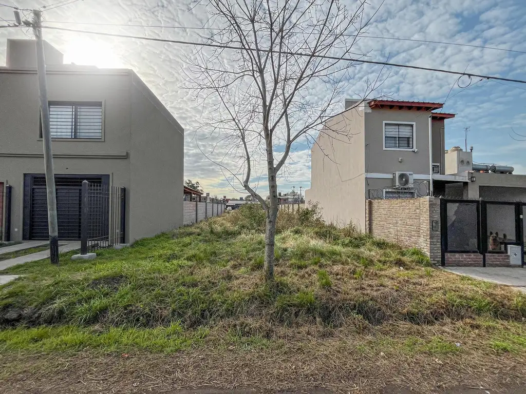 Terreno de 343m² con frente al sur en Barrio Tango