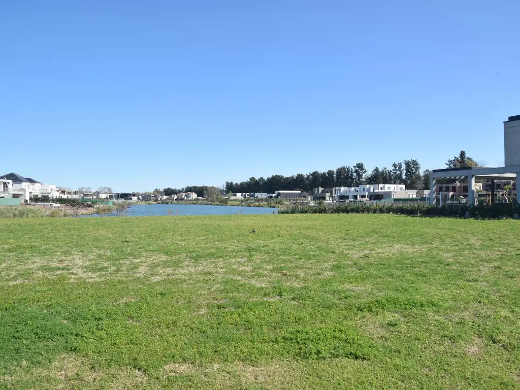 Excelente lote al agua en La Calesa, Pilara