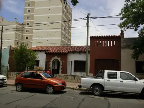 Casa en venta en zona única para reciclar en Le