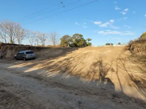 Amplio Terreno De  418 M2, A Una Cuadra Del Bv Lavalle