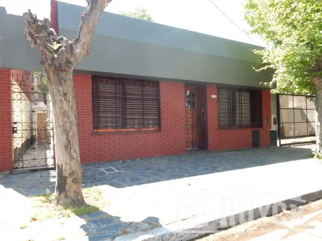 Casa de 5 ambientes en venta en  Quilmes Oeste