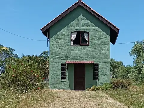 Venta De Casa Dúplex De 1 Dormitorio En Colonia Nicolich. Amplio Terreno.