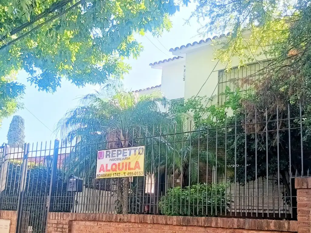 HERMOSA CASA DE 3 DORMITORIOS, QUINCHO Y PILETA-SE ADMITEN USOS PROFESIONALES-