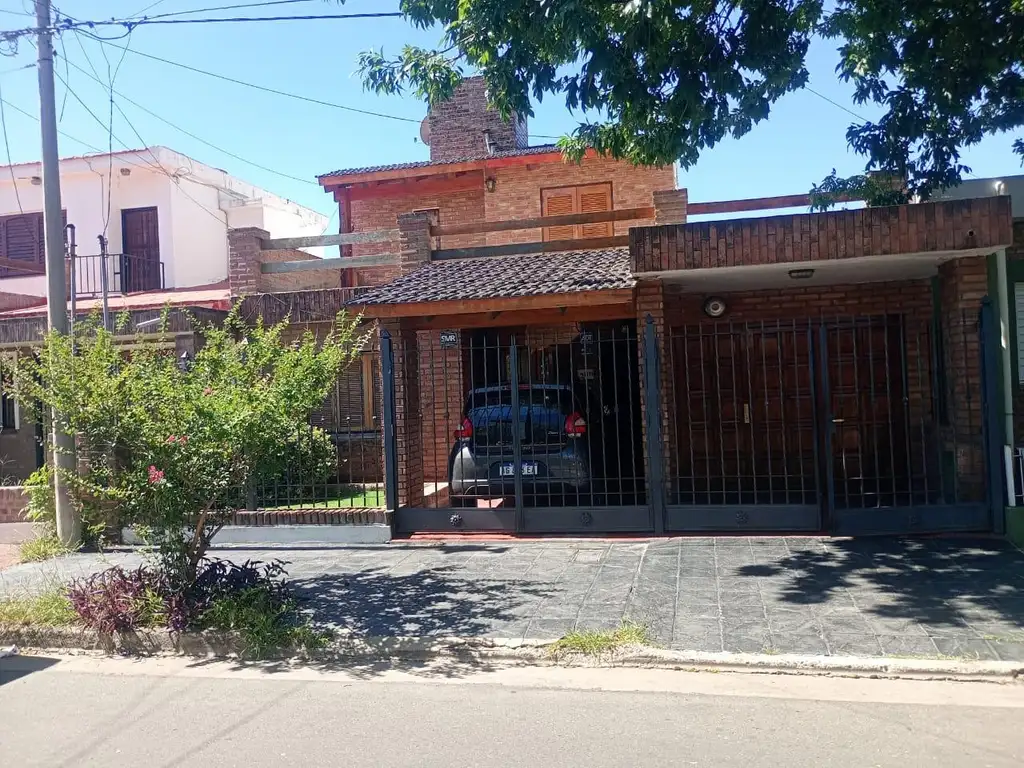 VENDO CASA EN ALTO ALBERDI  4 DORMITORIOS