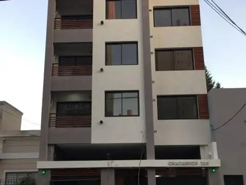 DOS AMBIENTES CON BALCON Y COCHERA CUBIERTA EN ALQUILER! 1°E