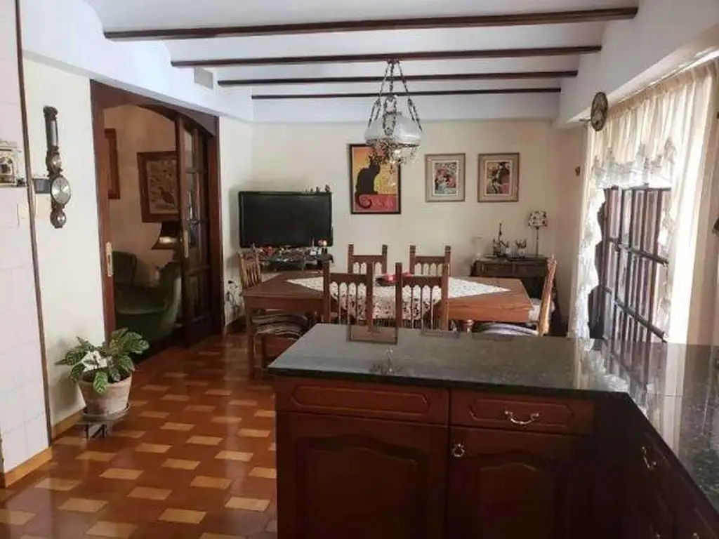 Villa Devoto - Venta Chalet en 2 plantas, garage