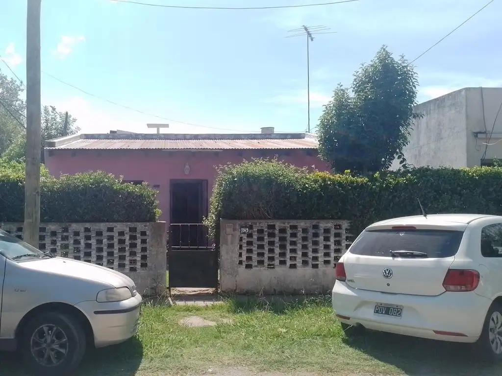 CASA EN ESQUINA CON POSIBILIDAD A RECICLAR O APROVECHAR TERRENO ALEDAÑA A MANZANAS LOTEADAS PARA INI