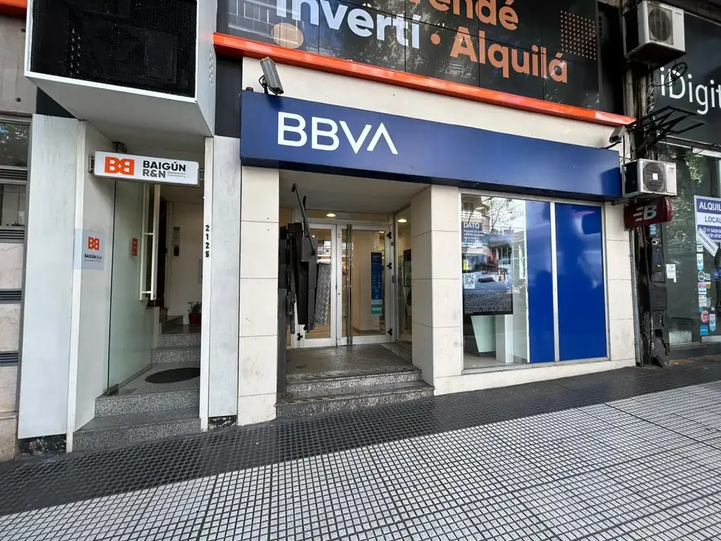 Local en alquiler en Recoleta. Planta baja y primer piso. Ideal entidad bancaria