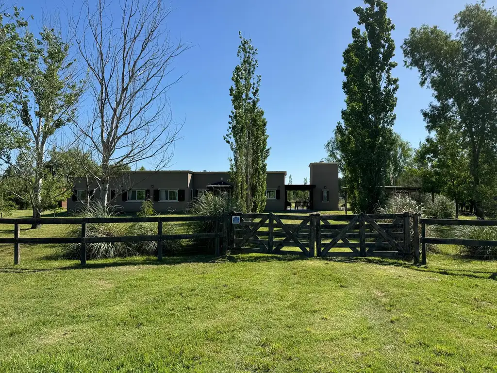 Casa  en  venta en una planta en Luján,