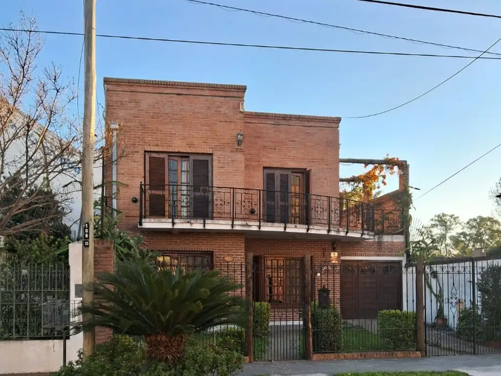 Casa en 2 plantas. Excelente ubicación y estado de conservación.