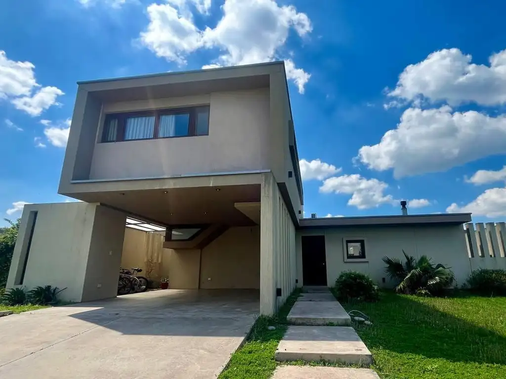 Venta casa de tres dormitorios, galería con parrillero, pileta y dos cocheras. Puerto Roldan